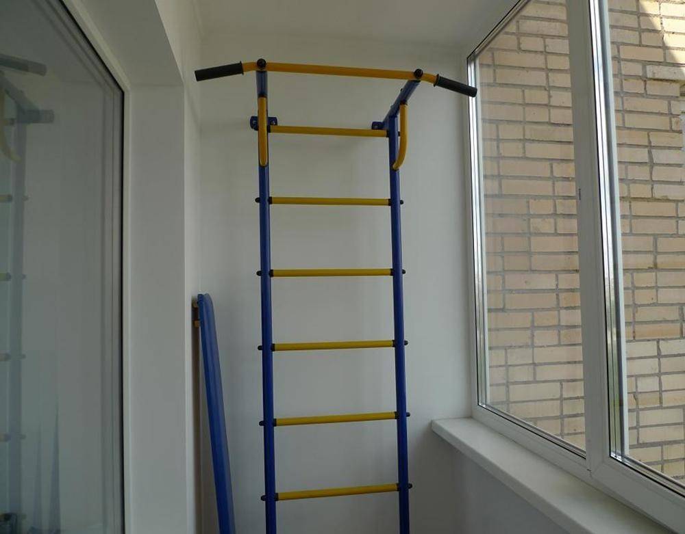 Пожарная лестница на балкон: можно ли ее убрать и какой штраф за демонтаж (фото и видео)