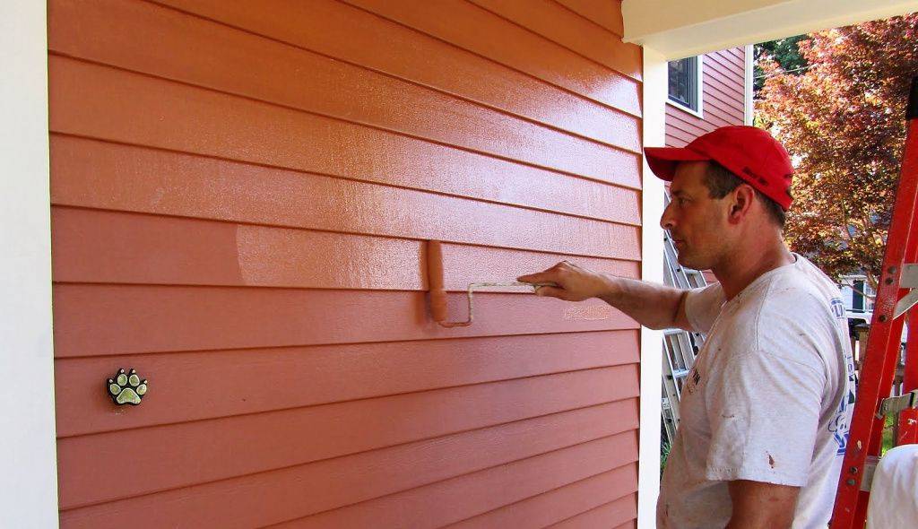 Чем лучше покрасить деревянный дом снаружи внутри: выбор краски для старой и новой постройки