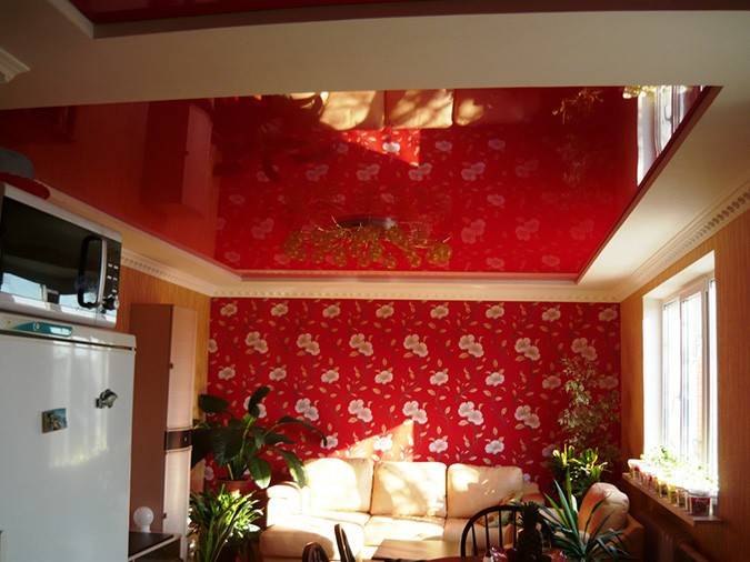 Красный натяжной потолок в интерьере (150+ фото)