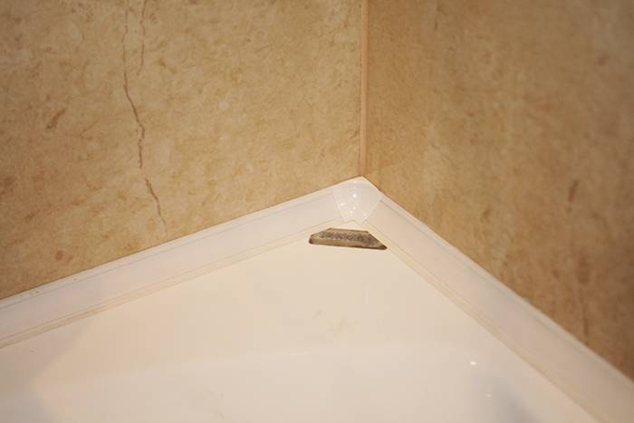 Плинтус в ванной комнате: быть или не быть