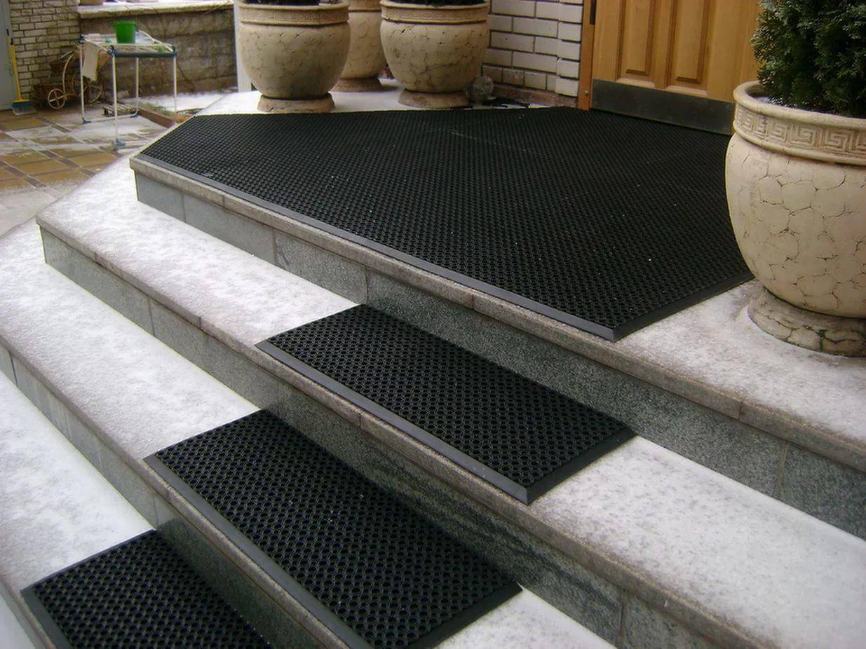 Резиновое покрытие для ступеней лестницы на улице — обзор вариантов и характеристик