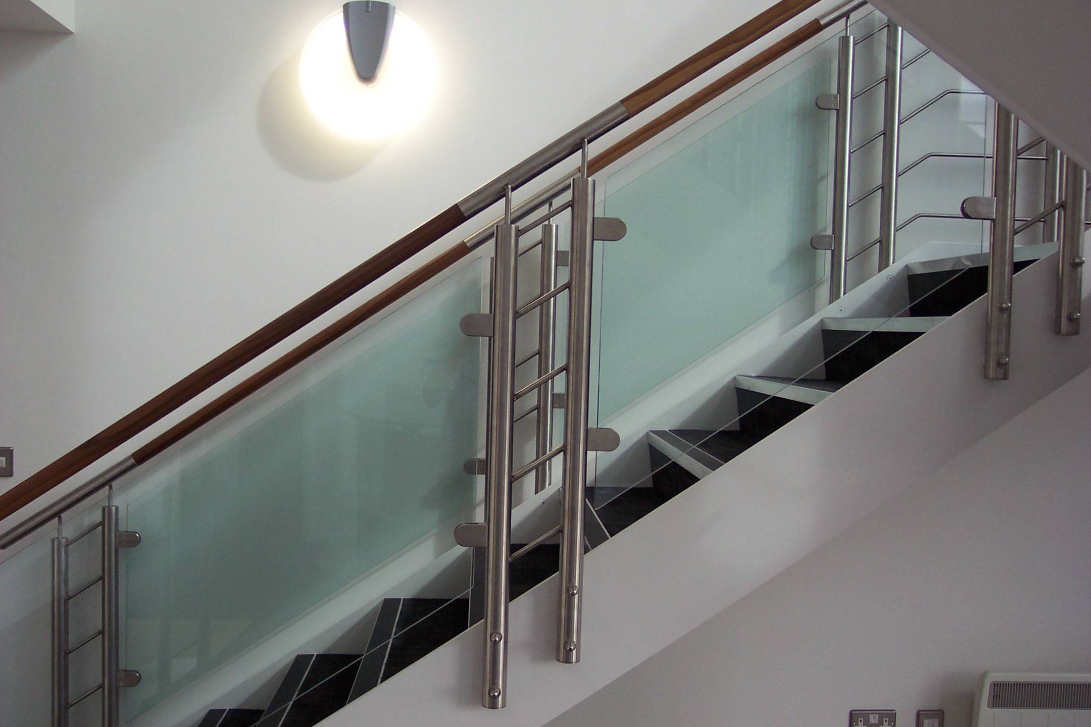 Ограждения из стекла для лестниц: какие существуют варианты