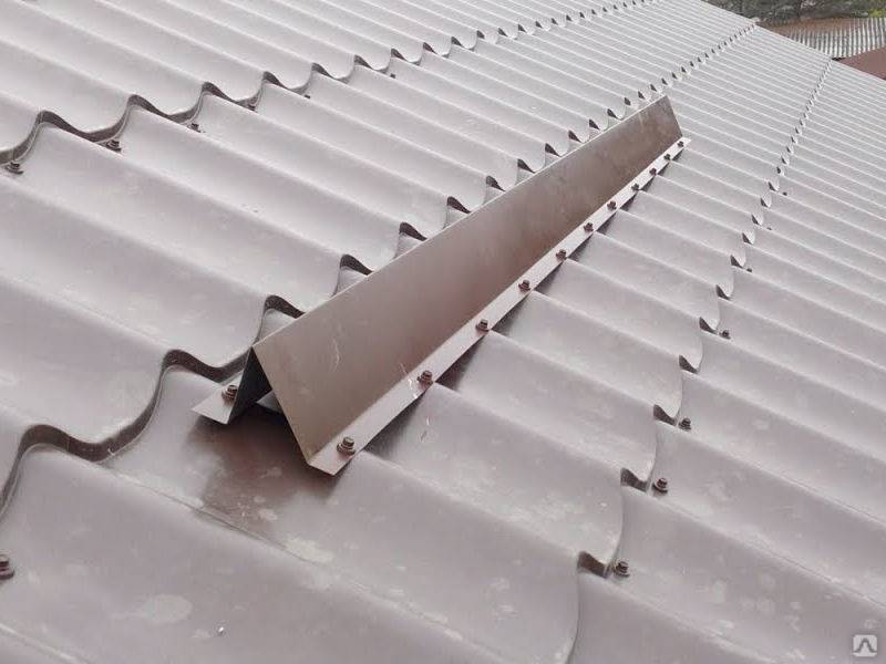 Правила установки снегозадержателей на крышу своими руками и как их правильно расположить
