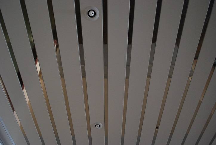 Потолок из оцинкованного профиля. Подвесной алюминиевый реечный потолок Geipel. Подвесной металлический реечный потолок Anker line 40х60 м100. Реечный потолок стальной софит. Реечный потолок arfawoodcub сталь оцинкованная.