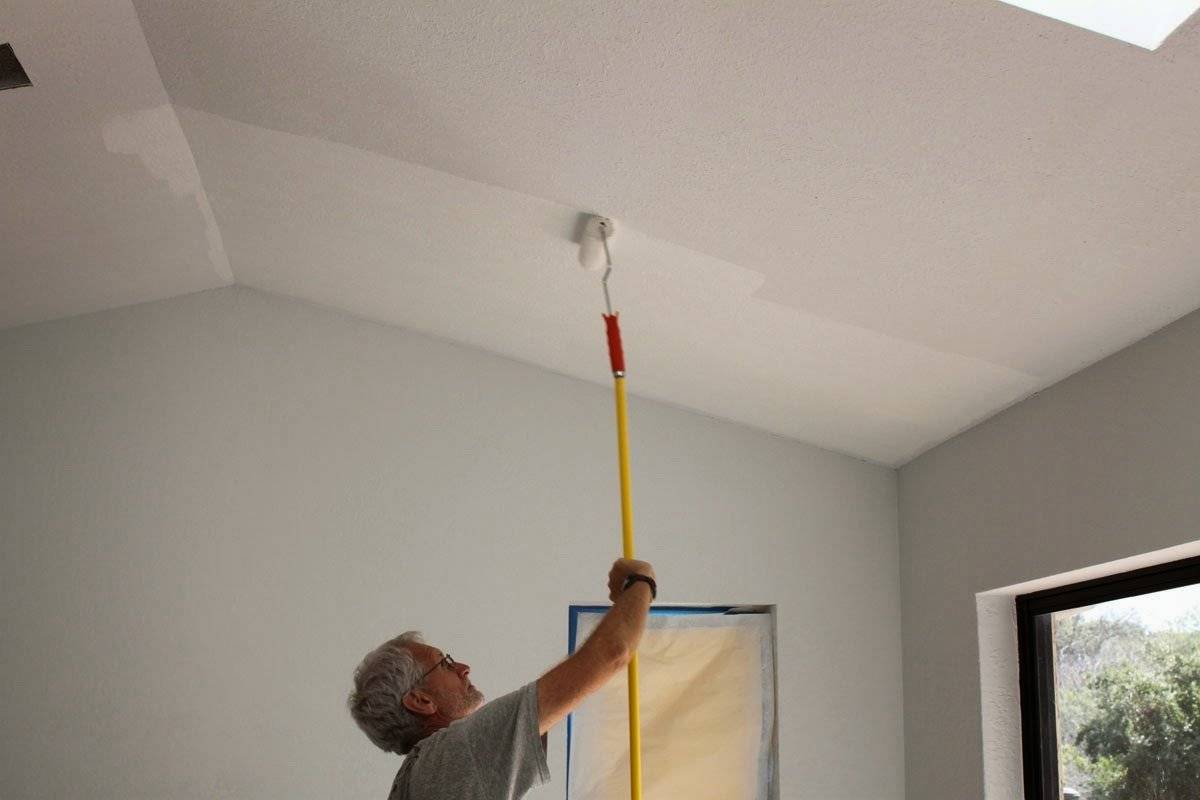 Как покрасить потолок на кухне своими руками правильно