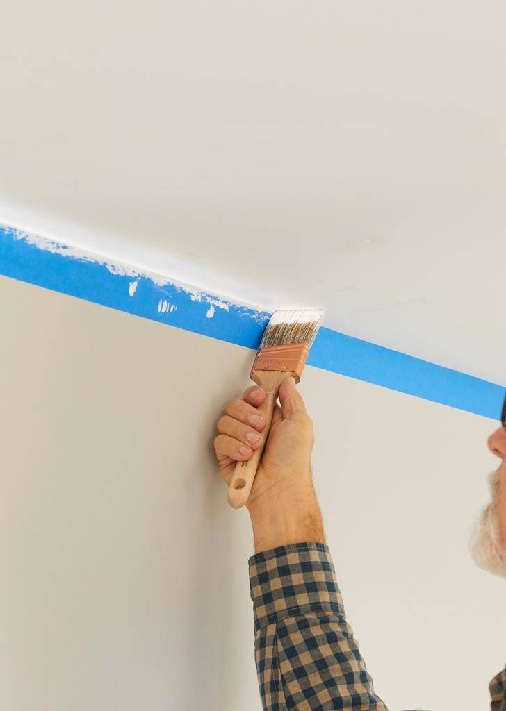 Ошибки при покраске потолка: причины пятен и разводов, способы их устранения