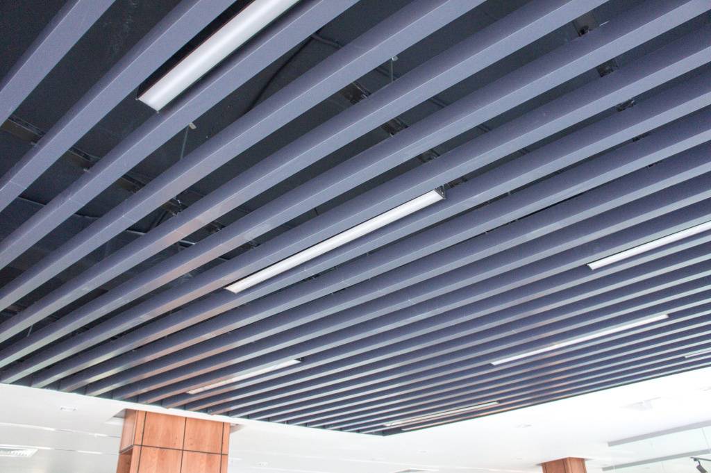 Реечный потолок албес: монтаж и преимущества