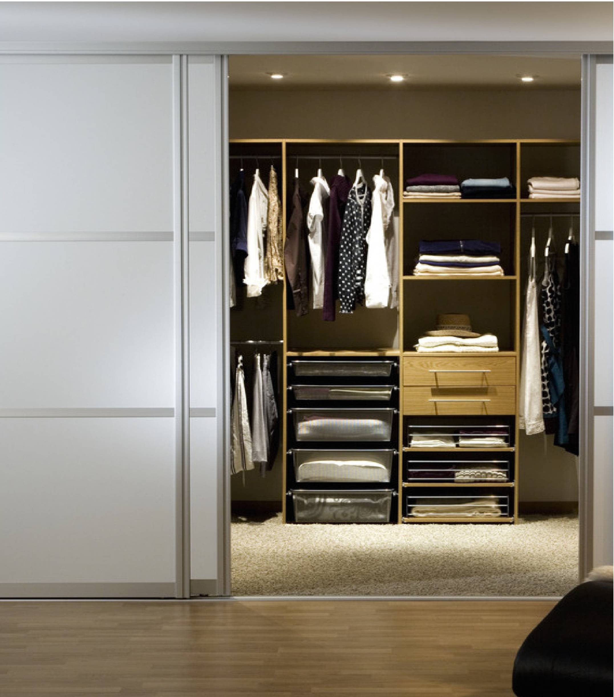 Виды и особенности раздвижных дверей в гардеробную