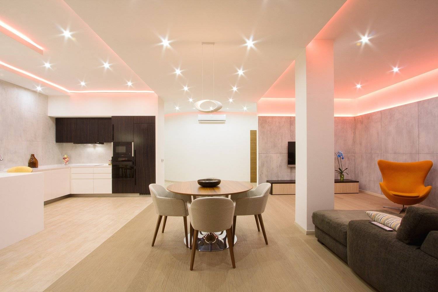 Особенности и схемы освещения в гостиной с натяжными потолками