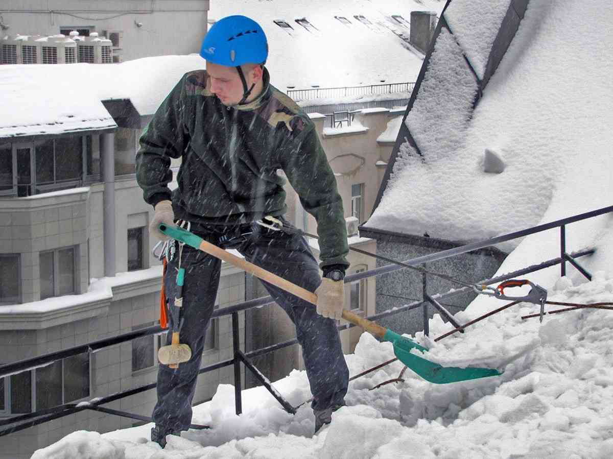 Чистка снега с крыши: современный подход, традиционные способы, меры безопасности