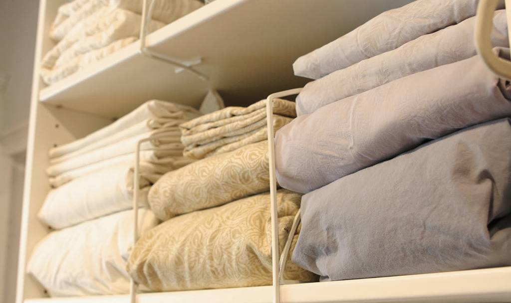 Как сложить и хранить постельное бельё, чтобы сэкономить место и не было запаха и пятен