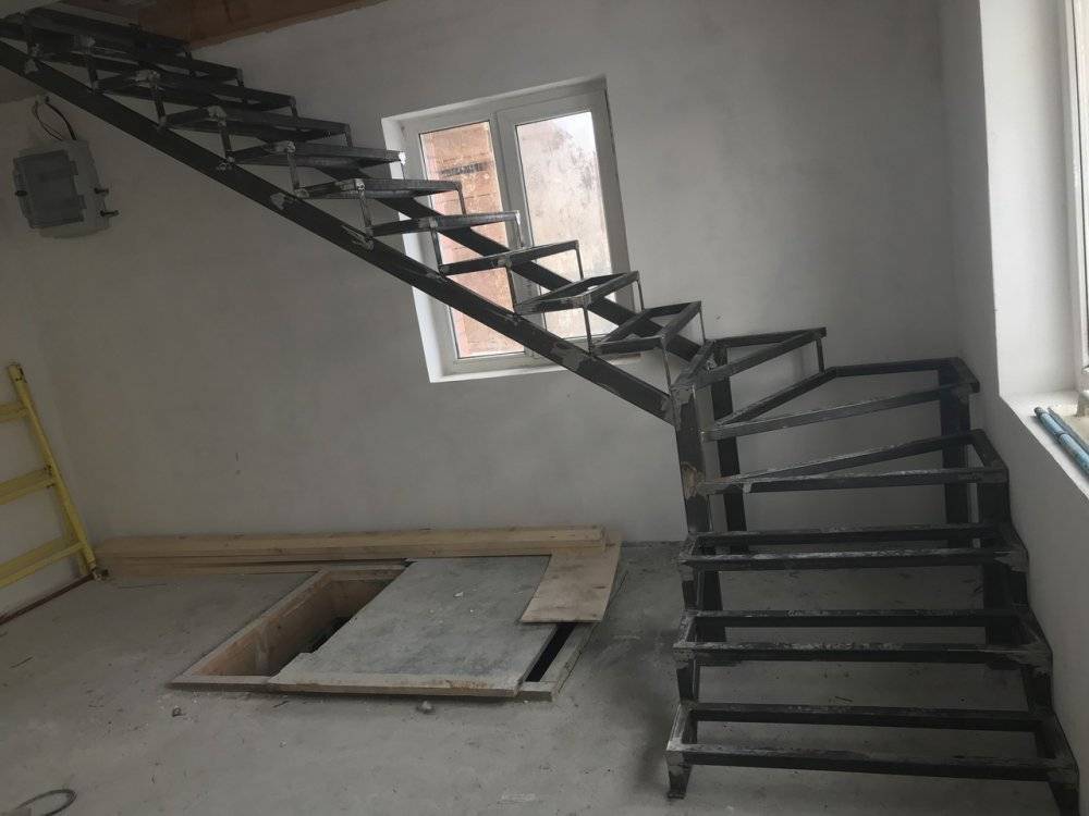 Как сделать лестницу металлическую на второй этаж своими руками