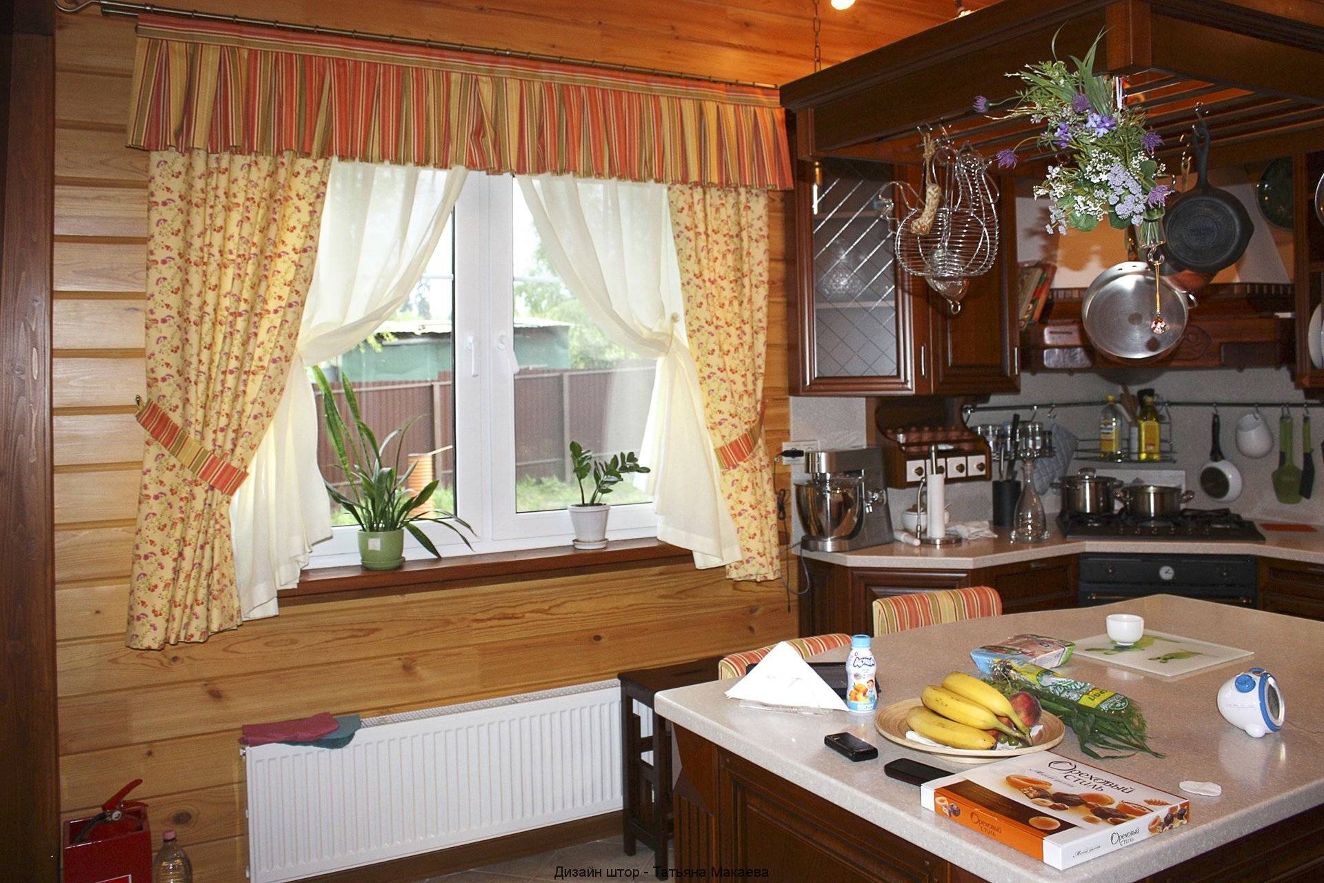 Длинные шторы на кухню — 42 фото с современным дизайном