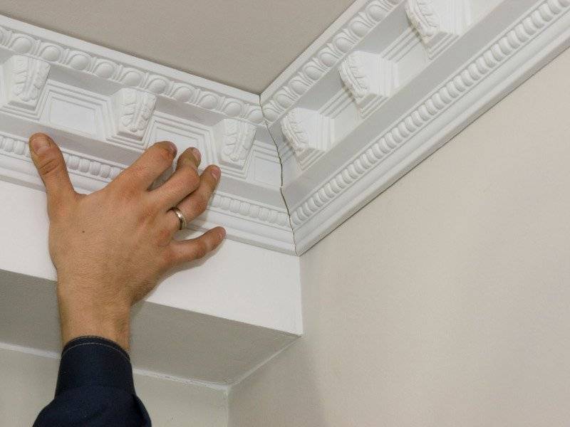 Как клеить потолочный плинтус из пенопласта на обои и натяжной потолок. технология работы