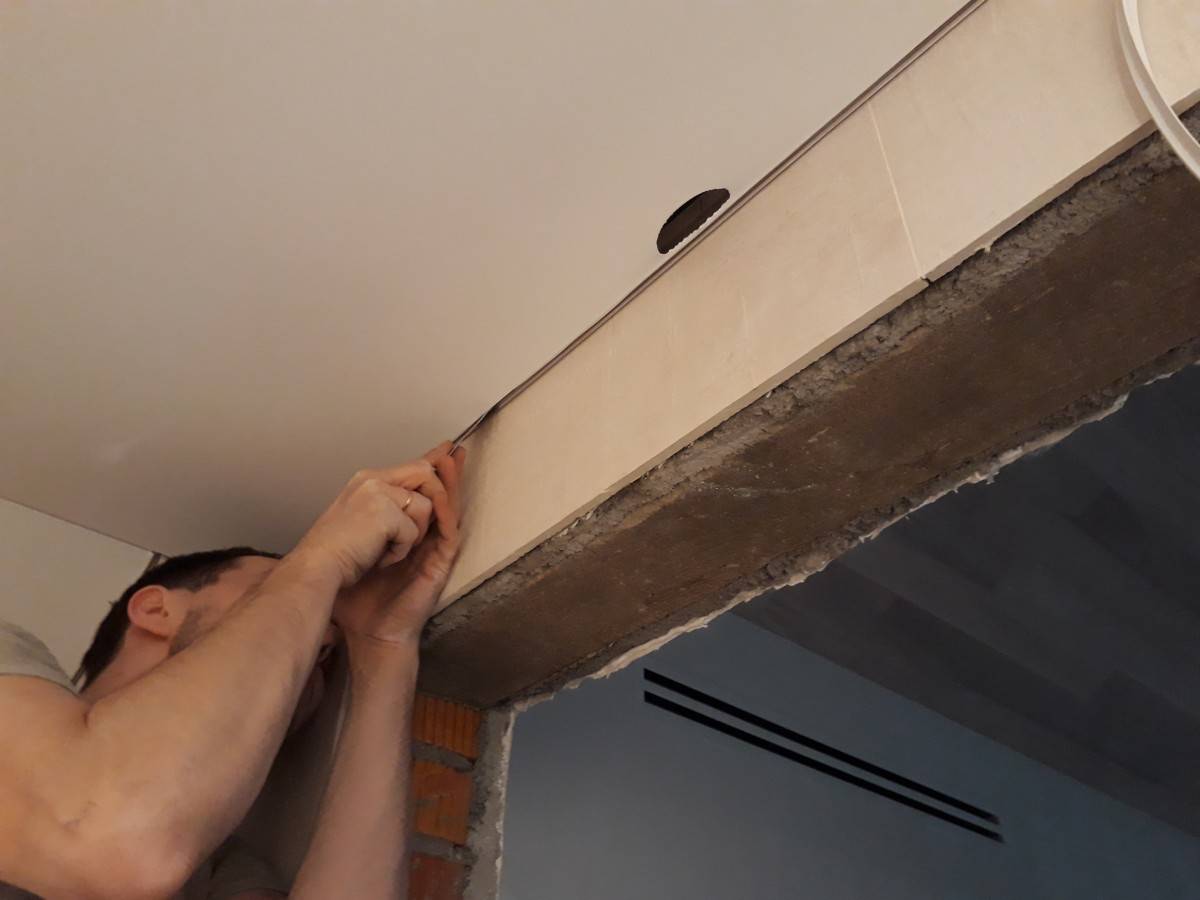 Ремонт натяжных потолков после пореза - подробная пошаговая инструкция
