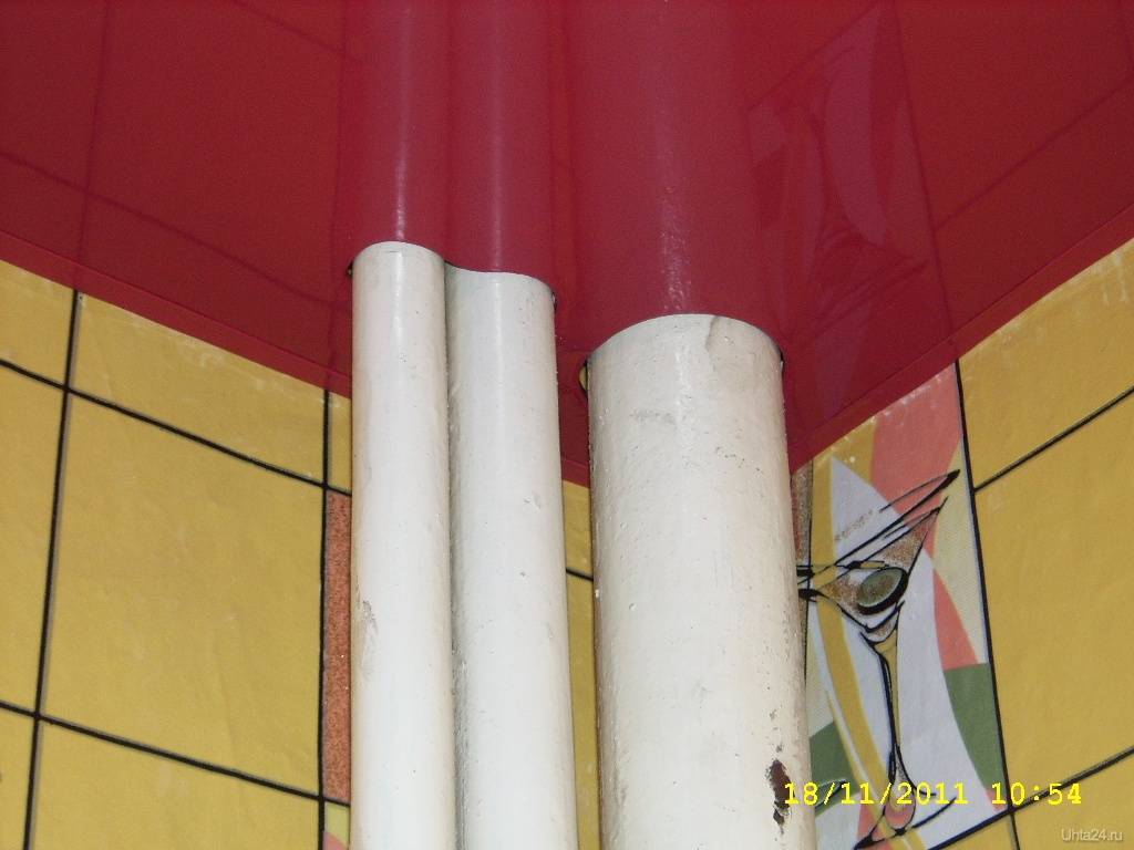 Как правильно обойти трубу при монтаже натяжного потолка