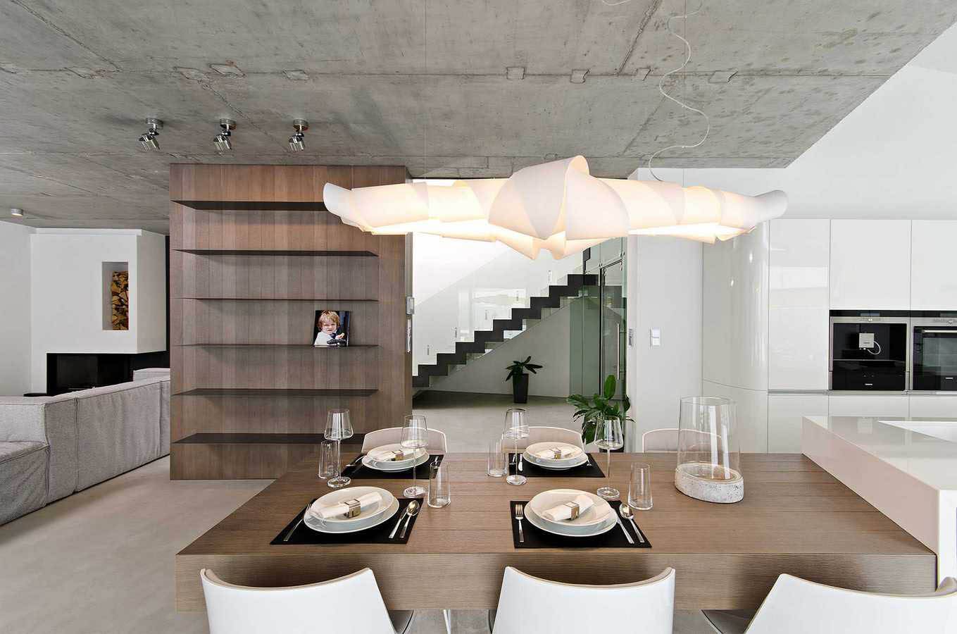 Бетонный потолок в интерьере жилого дома: модные тенденции современного дизайна