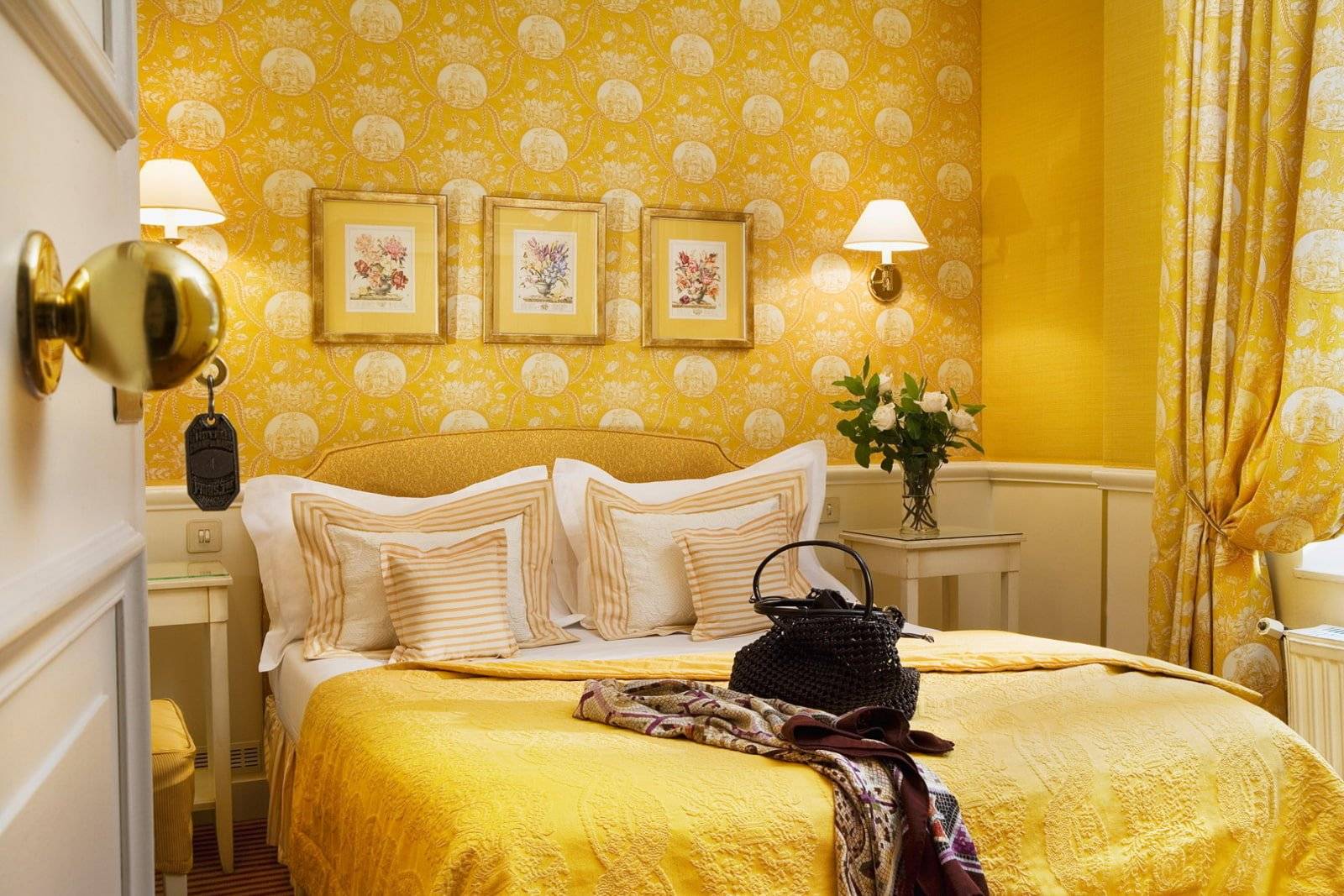 Серо желтый интерьер гостиной, 45 фото