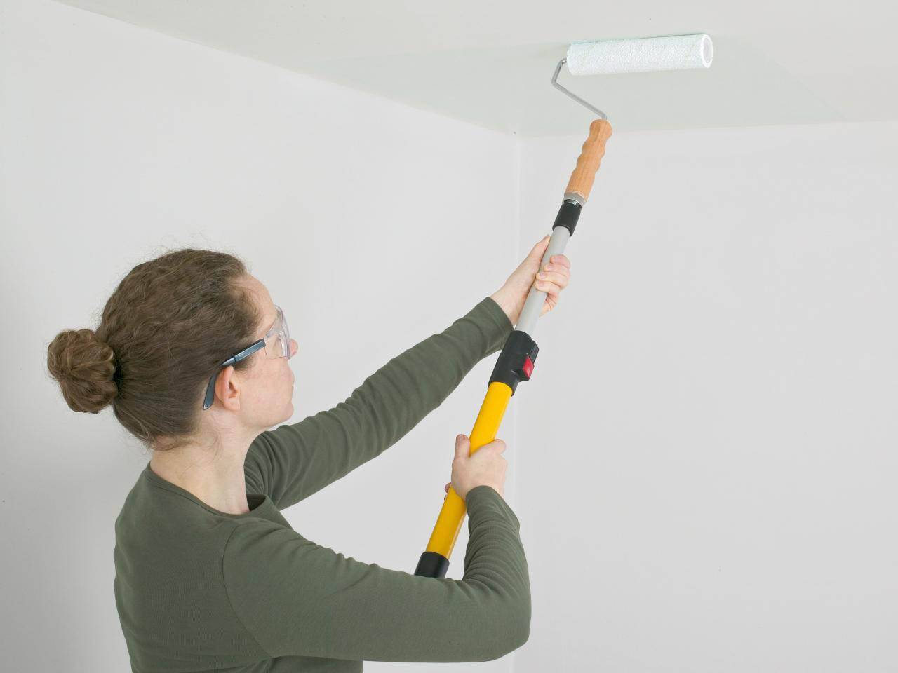 Как покрасить потолок водоэмульсионной краской: фото, видео инструкция