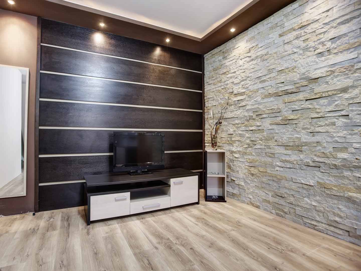 Ламинат на стене в интерьере: внутренняя отделка стен в гостиной, коридоре, прихожей и кухне, облицовка за телевизором в деревянном доме
 - 55 фото