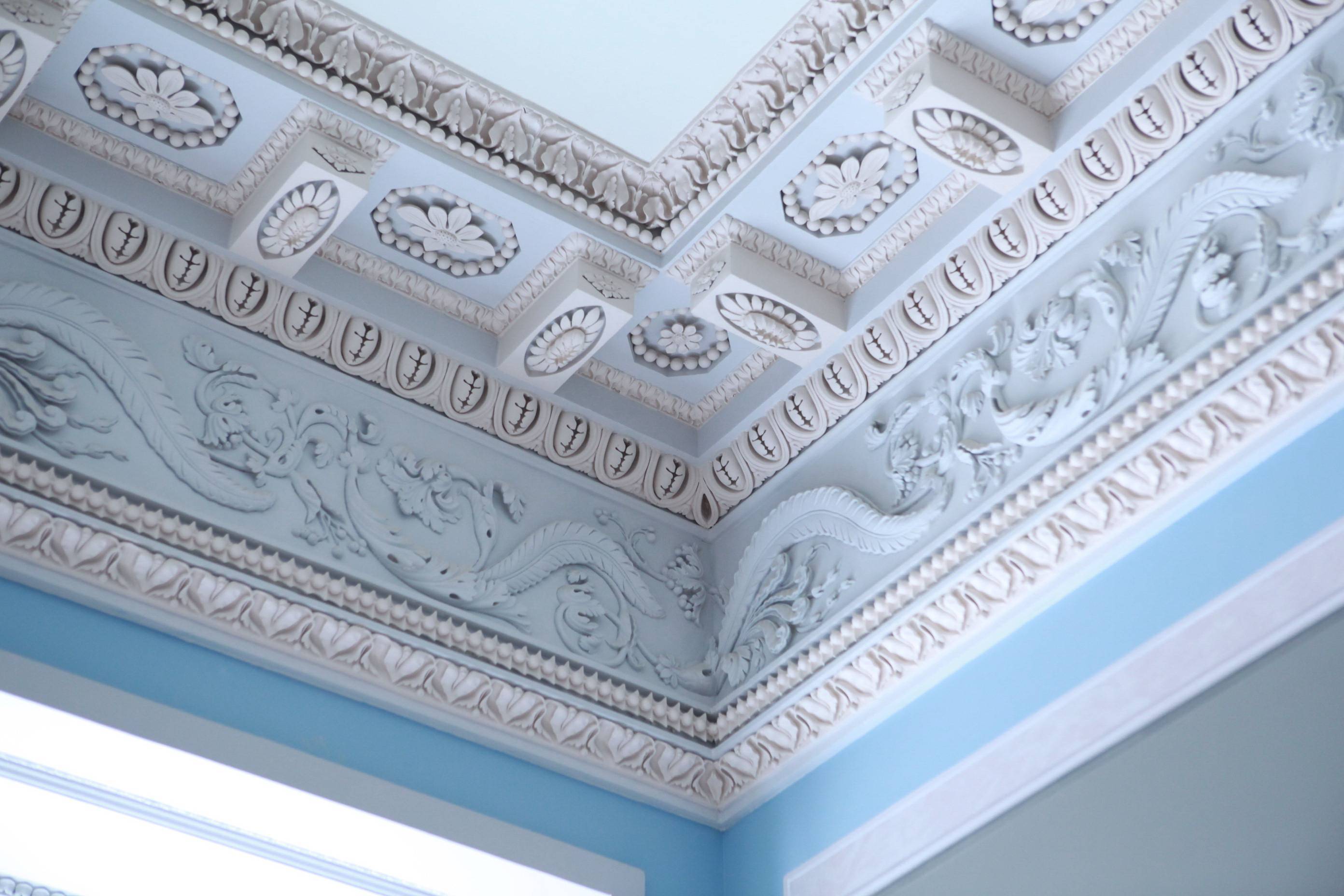 Лепнина на потолке и гипсовая плитка: реставрация и ремонт, дизайн на фото и отделка