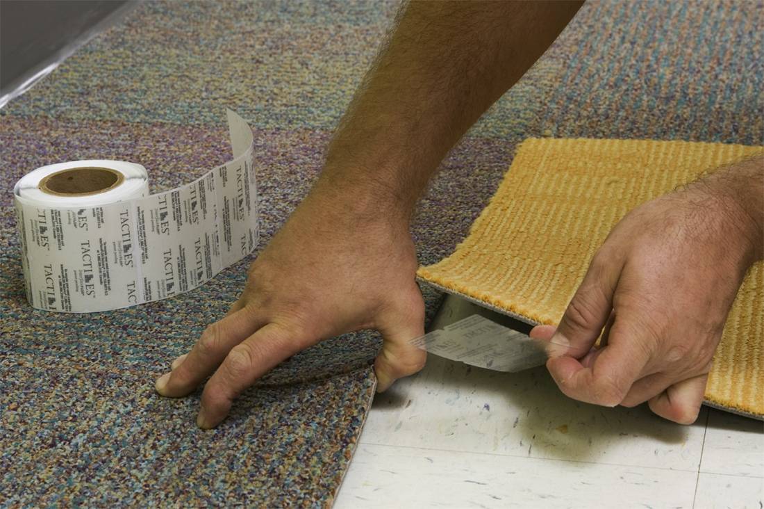 Укладка ковролина: своими руками, видео, пошаговая инструкция, технология, на деревянный пол