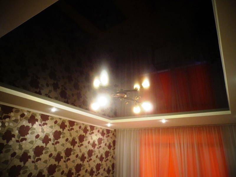 Коричневый потолок: дизайн, виды (натяжной, гипсокартонный и др), сочетания, освещение