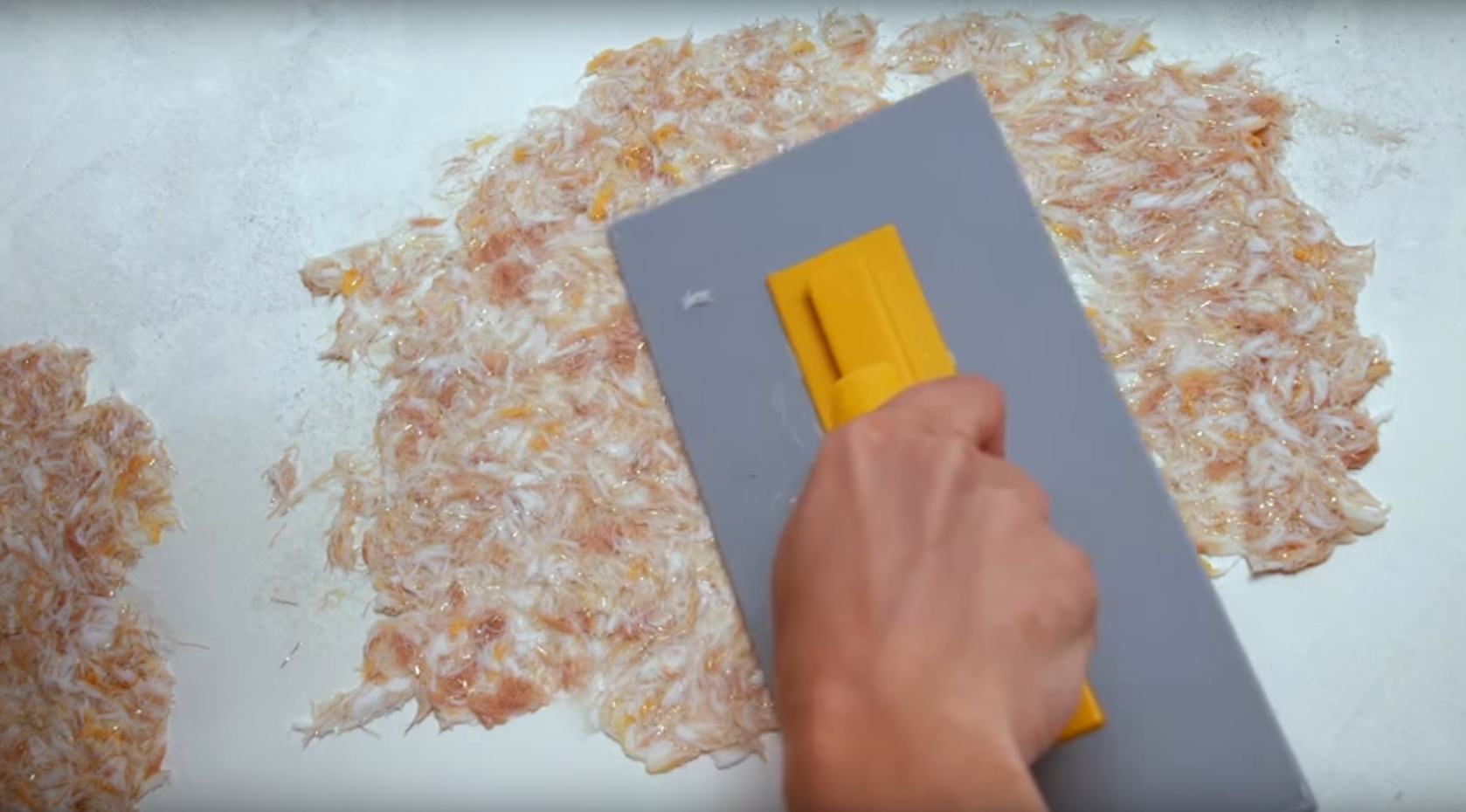 Как наносить жидкие обои на стену и потолок: видео и фото монтажа своими руками
