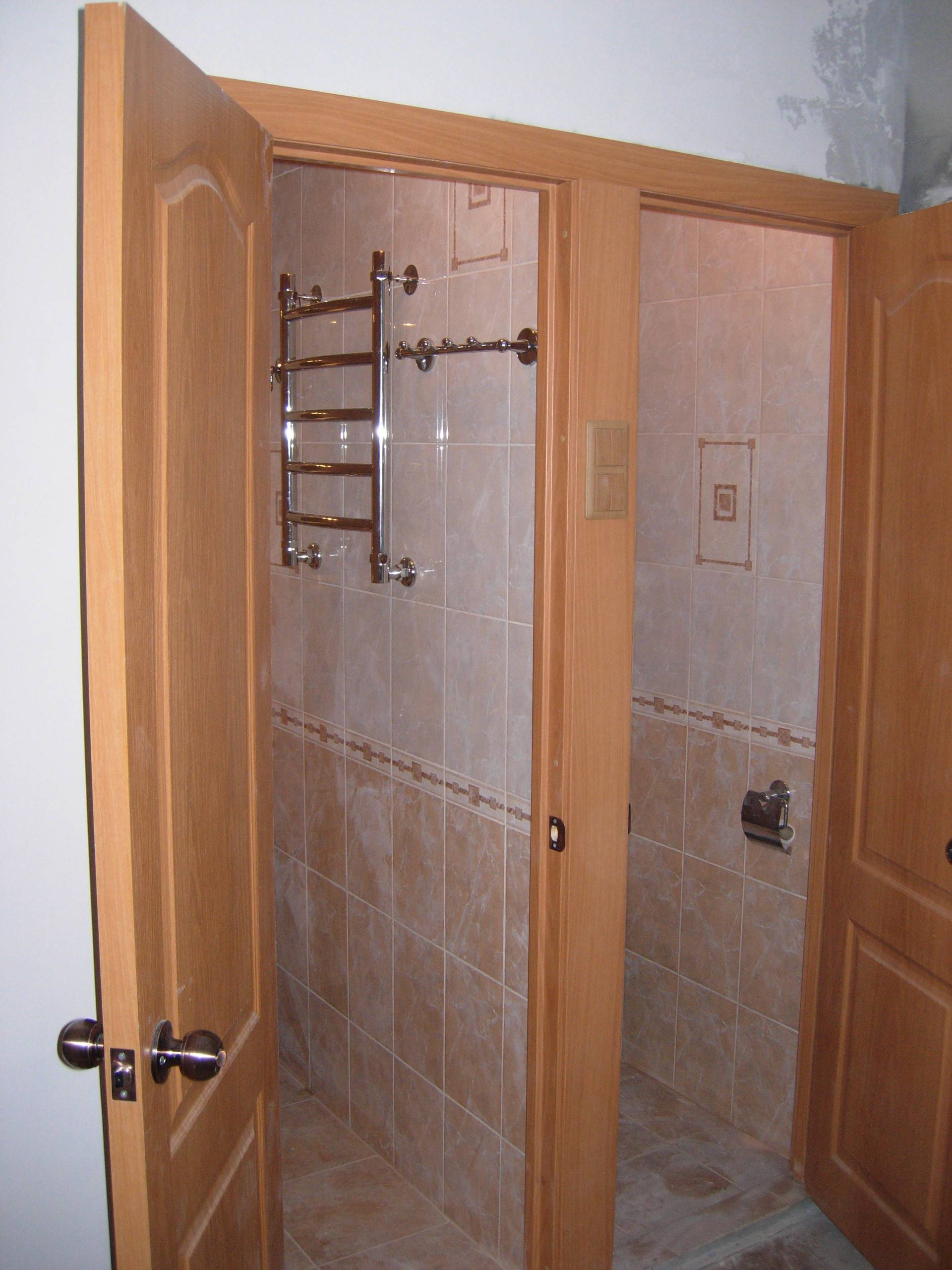 Как выбрать двери в ванную и туалет: размеры, материалы, установка своими руками, фото, видео » verydveri.ru