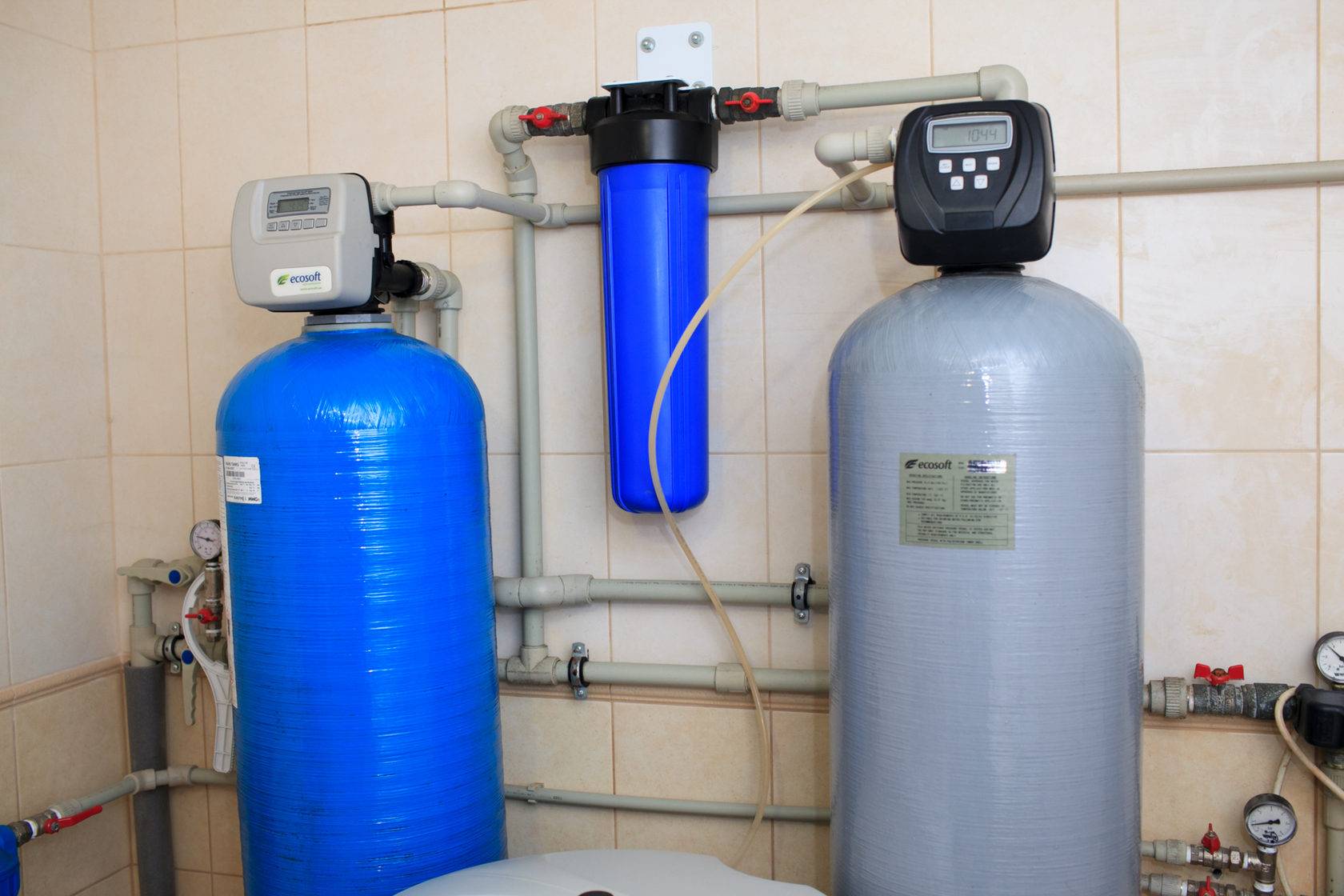 Очистка воды от сероводорода. Фильтр для обезжелезивания воды из скважины. Фильтр обезжелезивания воды для дачи. Фильтр обезжелезивания воды обезжелезивание. Система обезжелезивания воды для скважины.