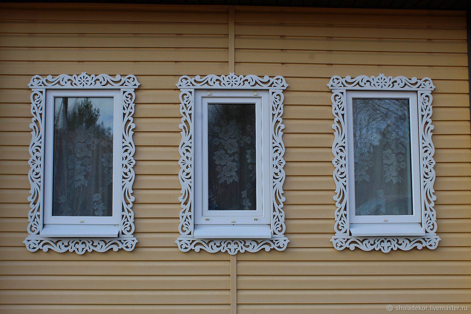 Наличники на окна в деревянном доме - обналичка снаружи, внутри, резные красивые, простые современные из дерева