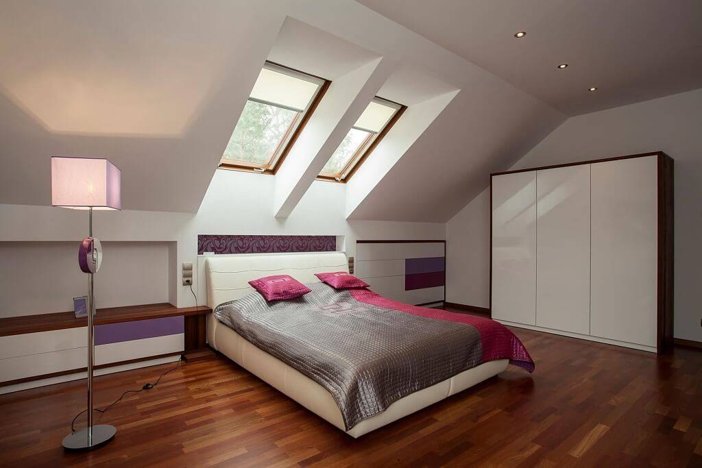 Спальня на мансарде: дизайн интерьера со скошенным потолком, мансардный этаж с кроватью в деревянном доме, обои в комнате на крыше