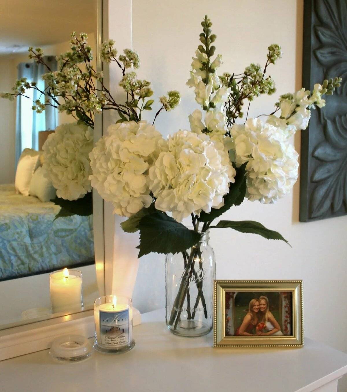 Искусственные цветы в интерьере: интересные идеи декора для каждой комнаты