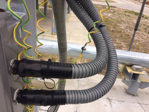 Как спрятать электропроводку в плинтусе и другие провода?