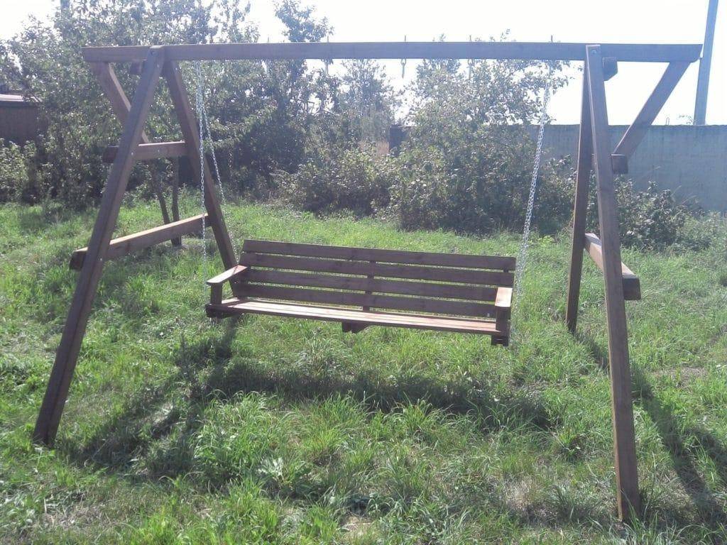 Самостоятельное изготовление качелей в виде скамьи на садовом участке: материалы