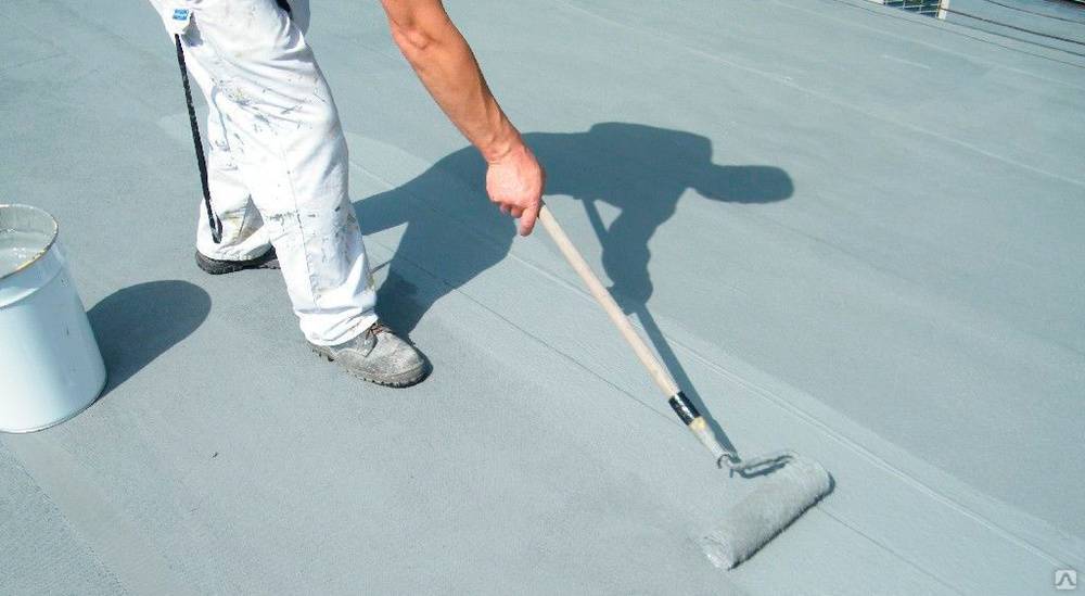 Чем обработать бетонный пол: обработка от пыли, чем покрыть, чтобы не пылил, пылит стяжка, что делать, чем пропитать, фото и видео