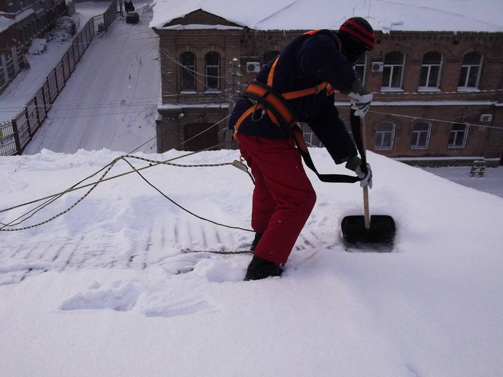 ❄ уборка снега с крыш: особенности процедуры, техника безопасности