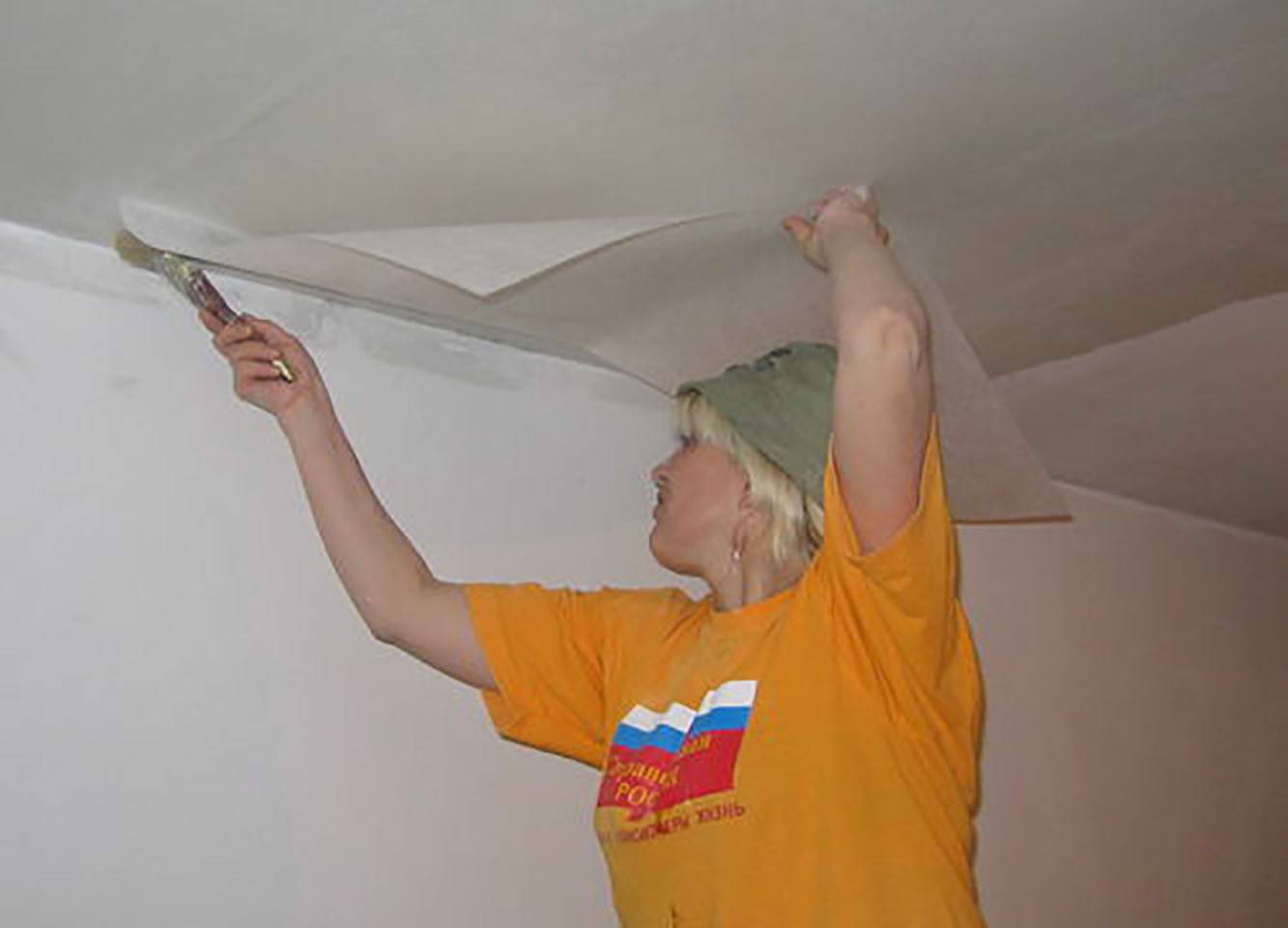 Поклейка стеклохолста на потолок – как наклеить правильно стекловолокно под покраску