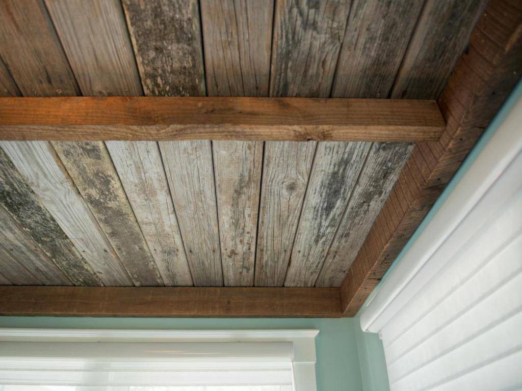Отделка потолка в деревянном доме: как шпаклевать деревянный потолок