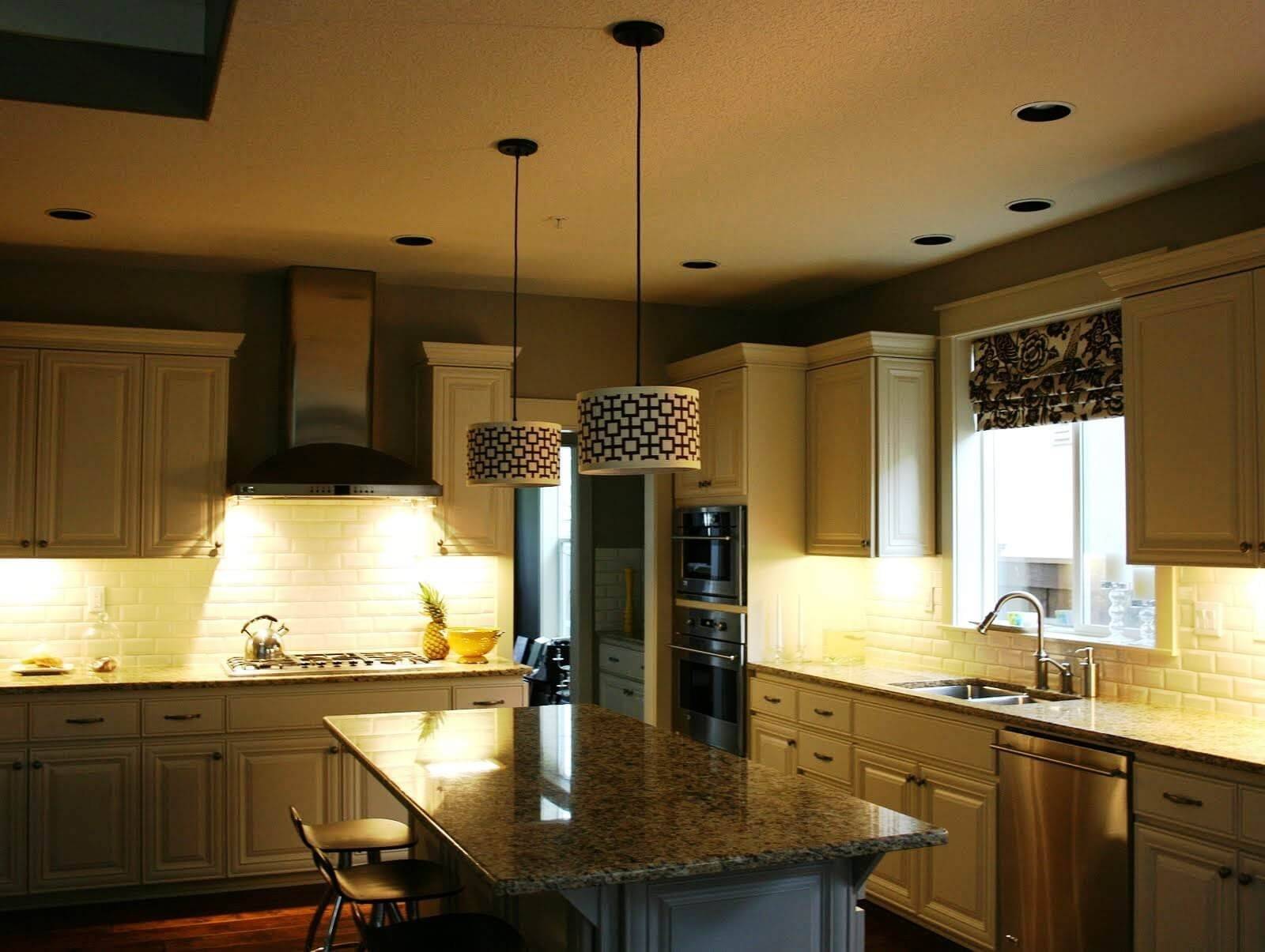 Какого на кухне свет. Освещение на кухне. Красивое освещение на кухне. Современное освещение на кухне. Точечные светильники в интерьере кухни.