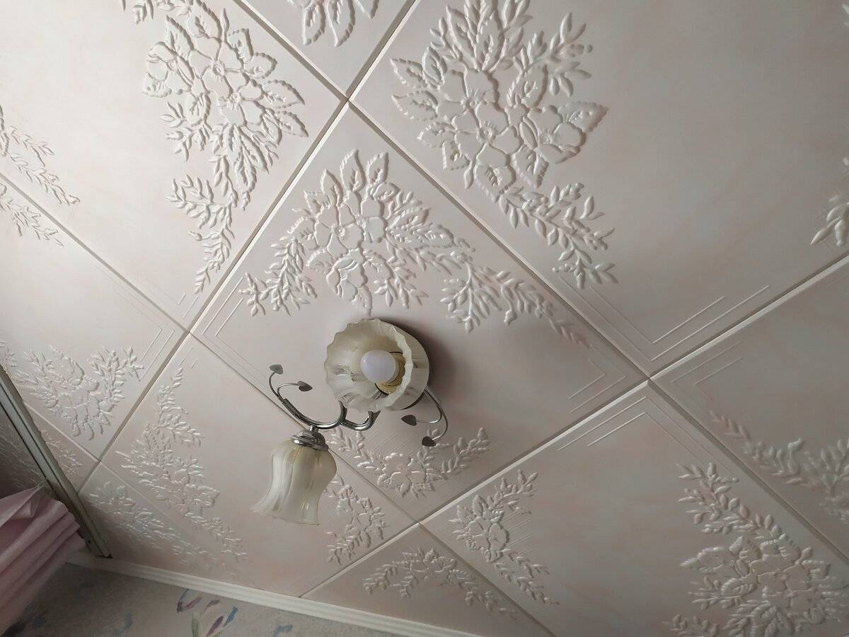 Чем покрасить потолочную плитку из пенопласта: можно ли красить, как покрасить плитку на потолке, как обновить пенопластовый потолок, какой краской лучше красить