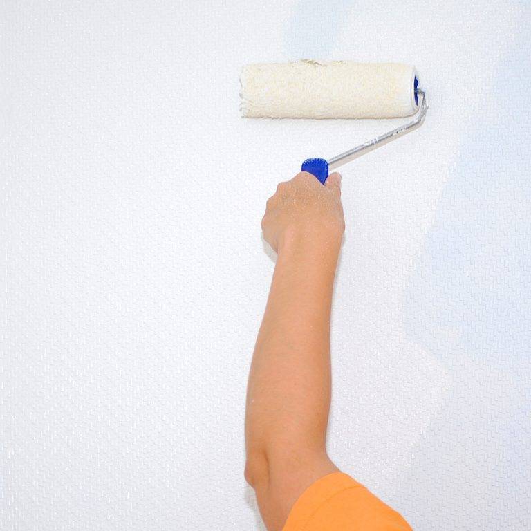 Как покрасить потолок водоэмульсионной краской без разводов