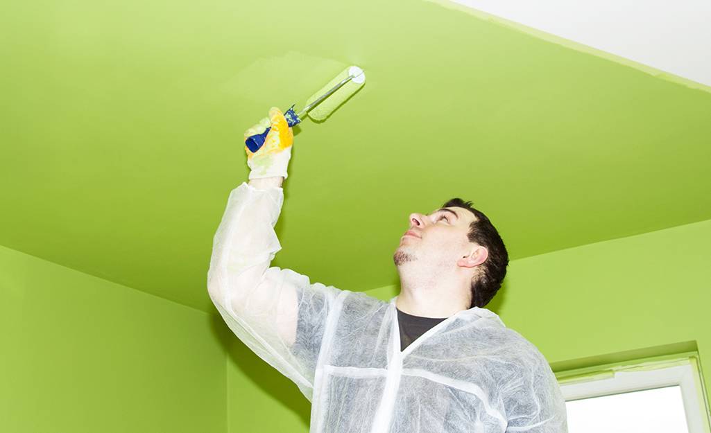 Как смыть водоэмульсионную краску с потолка своими силами