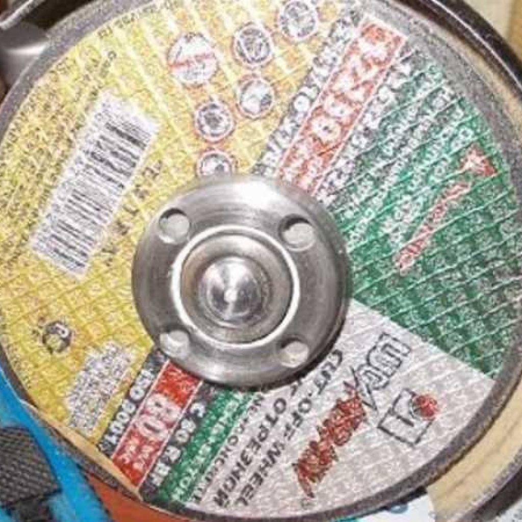 Как открутить диск на болгарке – как открутить гайку диска на болгарке (ушм), если её заклинило? – сервис-инструмент