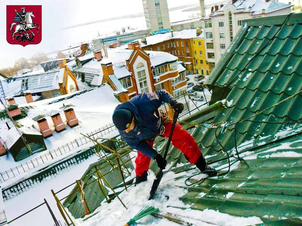 Почему так важно убирать снег с крыш?