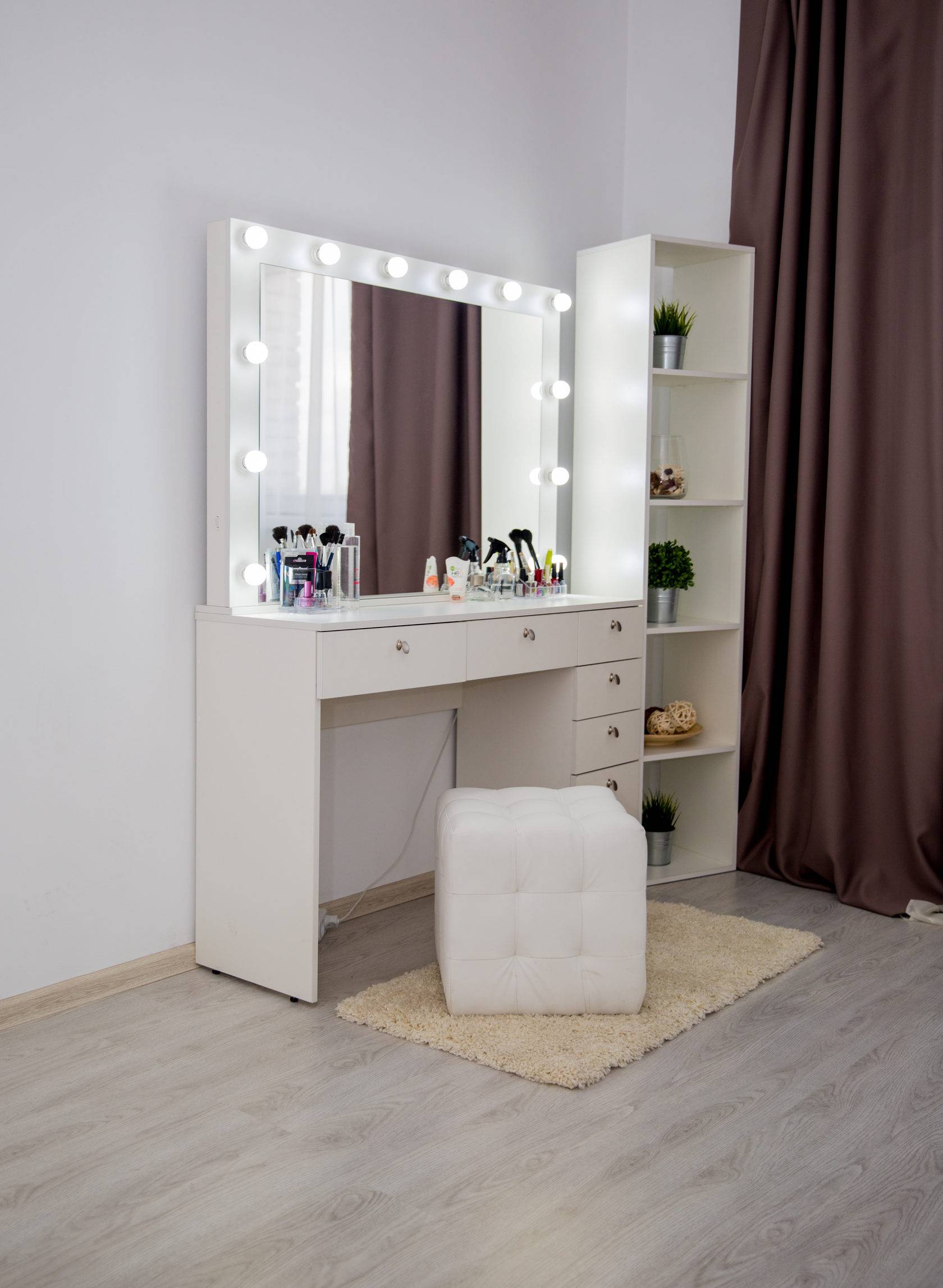 Столик туалетный с зеркалом и подсветкой: обзор моделей по характеристикам