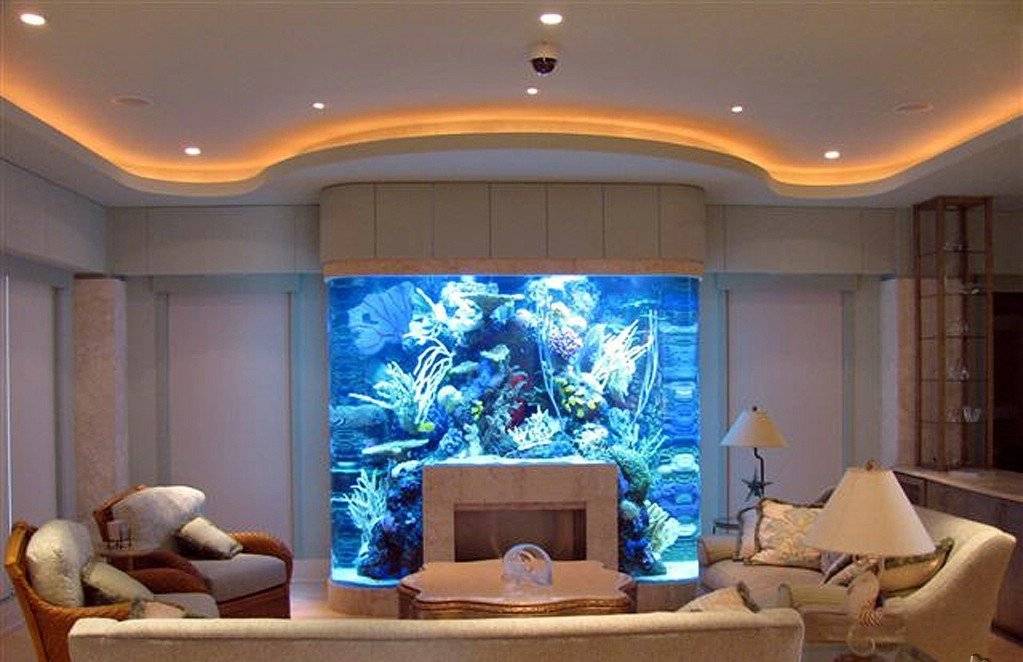 Как гармонично вписать аквариум в интерьер гостиной: искусство декорирования водой (33 фото)