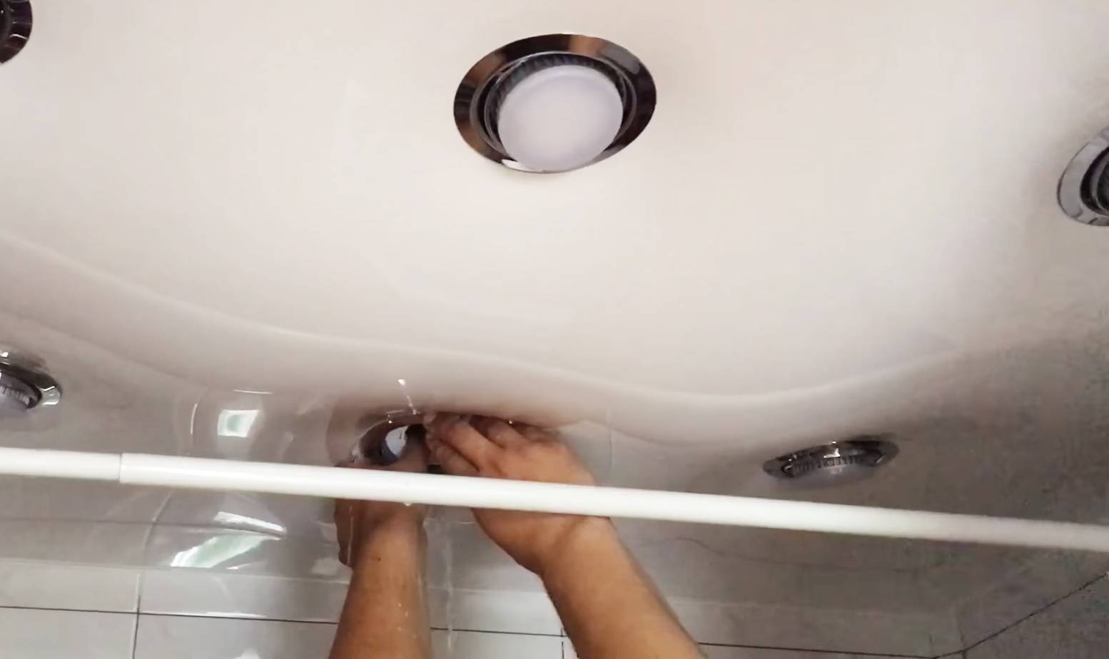 Видео как слить воду с натяжного потолка. Вода в натяжном потолке. Пузырь на натяжном потолке. Натяжной потолок протечка.