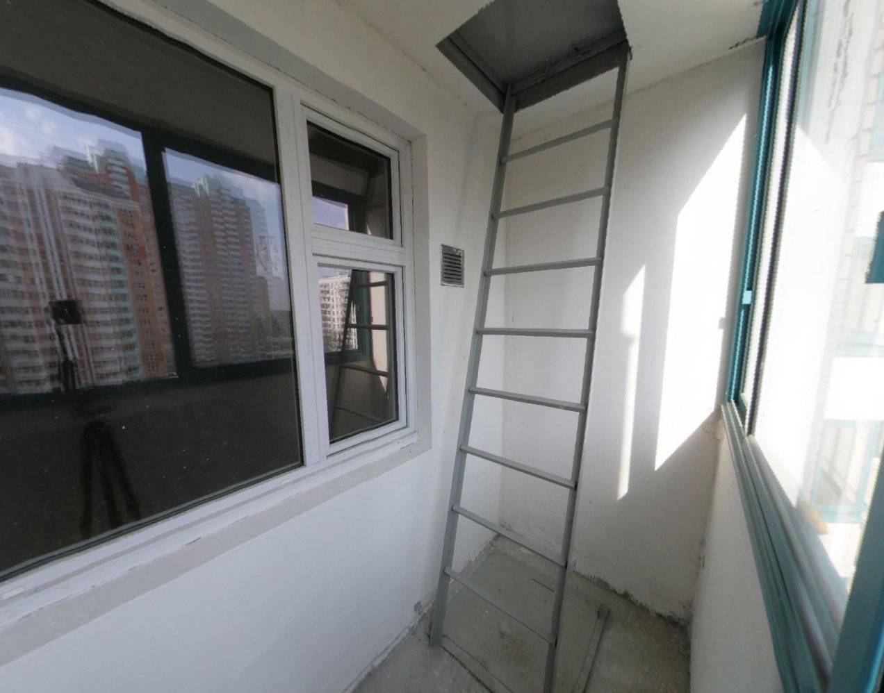 Пожарная лестница на балконе что делать: можно ли срезать, отделка лоджии, убрать, дизайн, фото, спилить, демонтаж, ограждения, видео