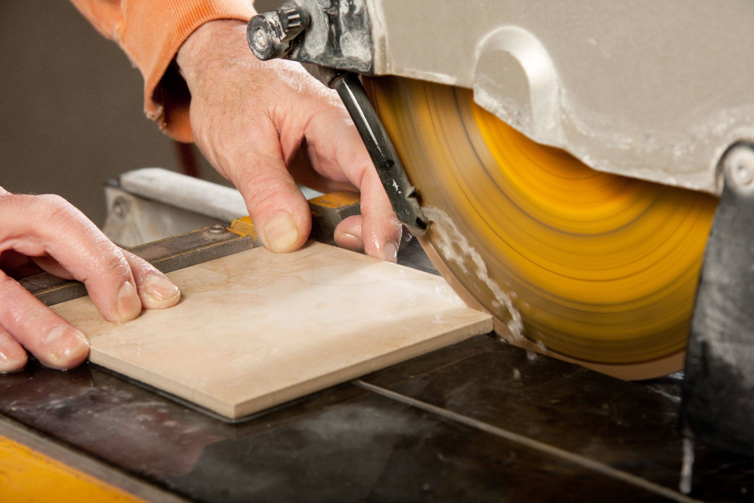 Как разрезать кафельную плитку: правильно и без сколов, вручную и с помощью электроинструментов